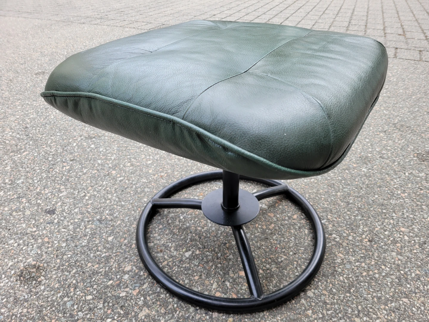 Very Nice Vintage Green Leather Ottoman / Footstool. - photo 2