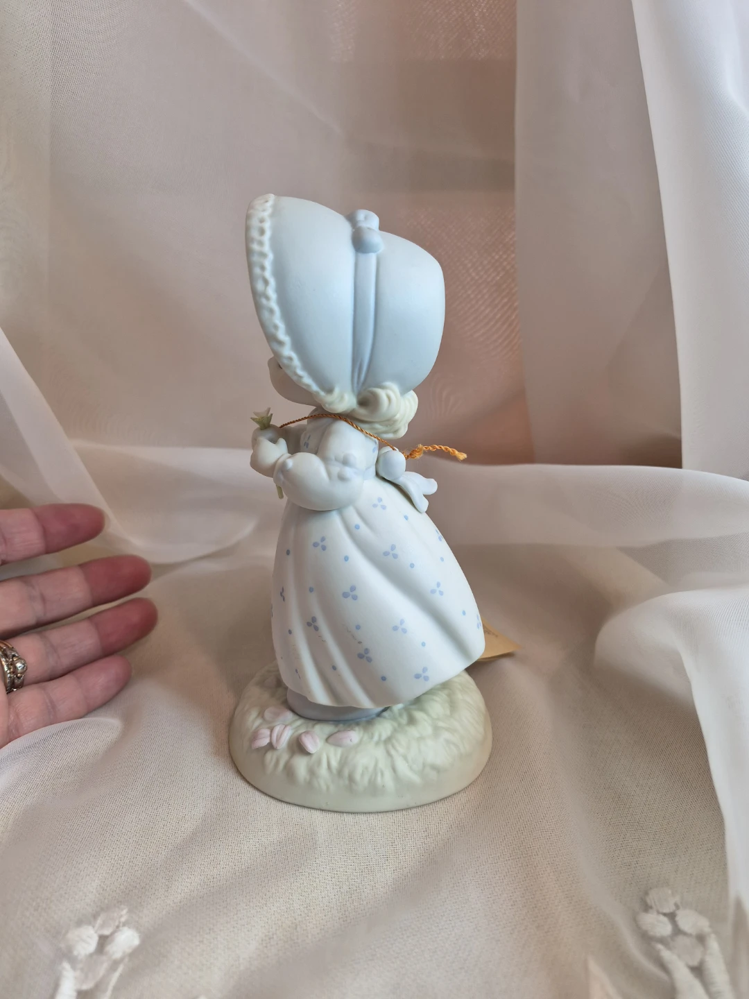 1990 Precious Moments 'HE Loves ME" 6" Tall - photo 3