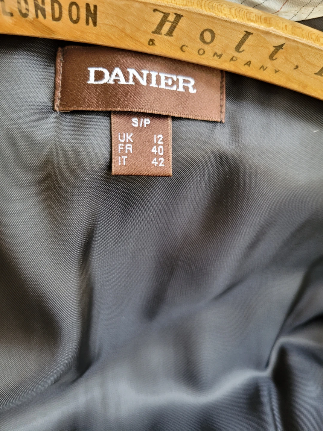 Practically New Danier Black Leather J w ex Lining - photo 4