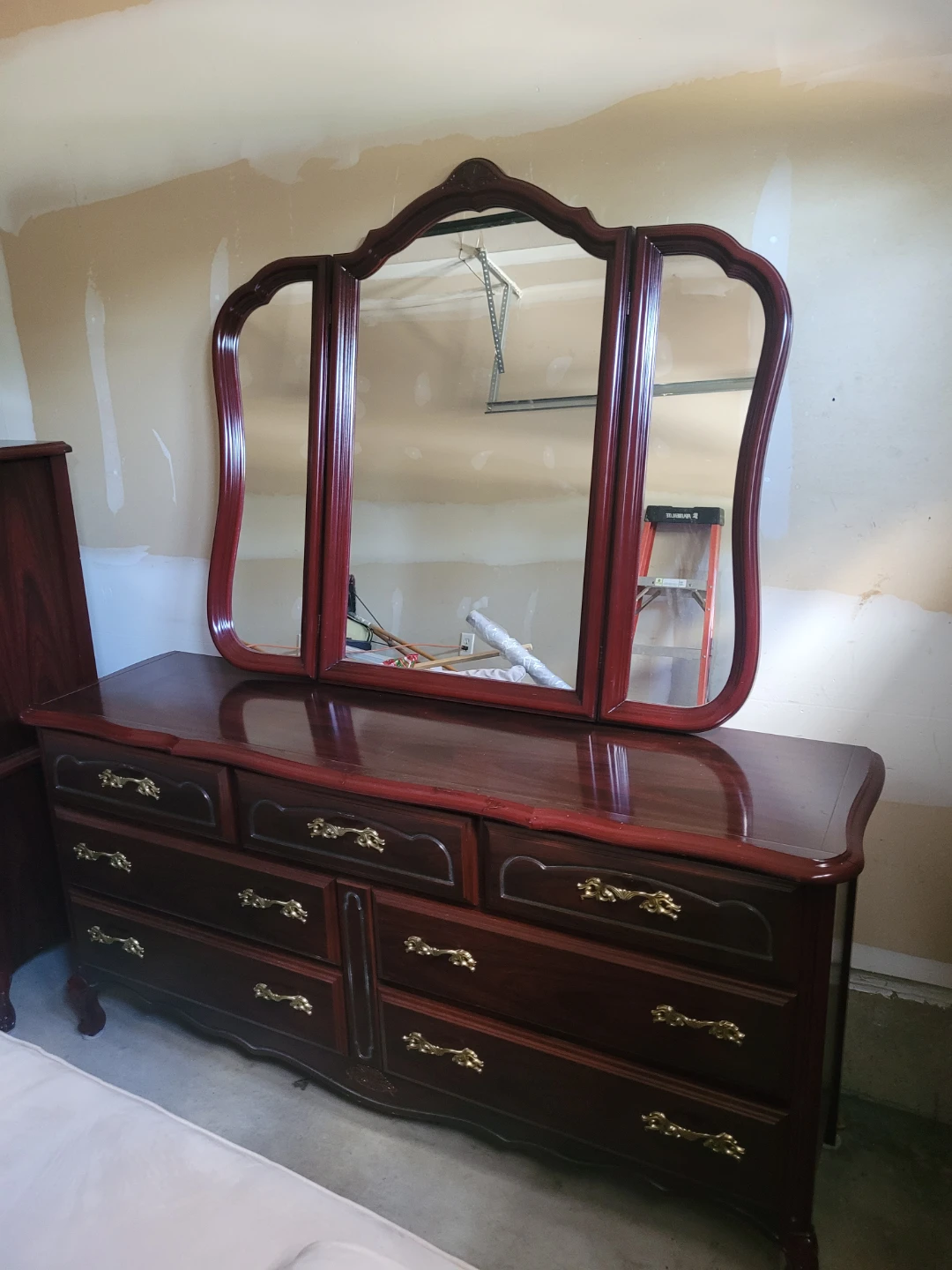 Chest of Drawers with Mirror and all attachments - photo 3