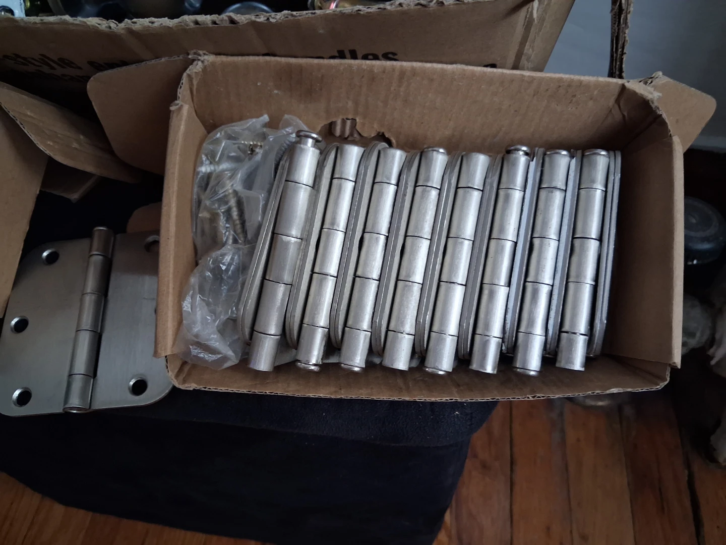 7 bed/bath door knobs 4 closet/ pantry knobs 11 hinge sets - photo 4