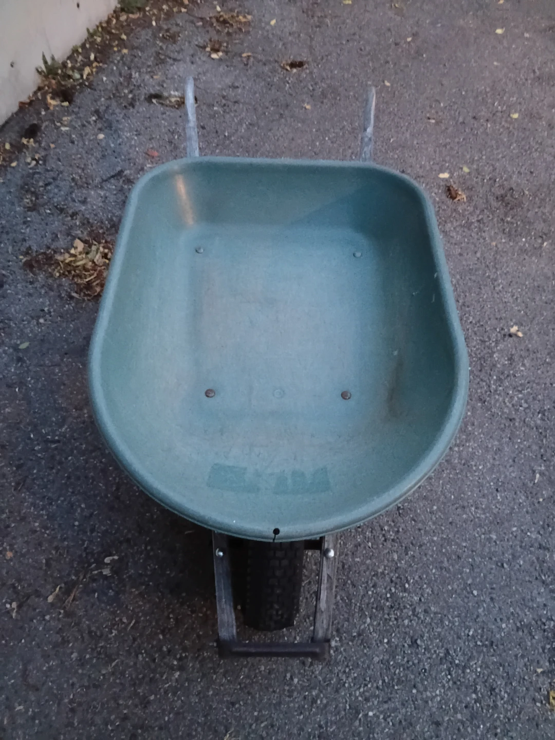 Sturdy Green garden wheelbarrow - photo 2