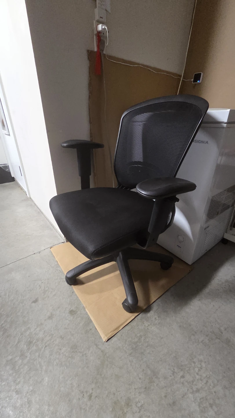 Black mesh office chair - photo 3