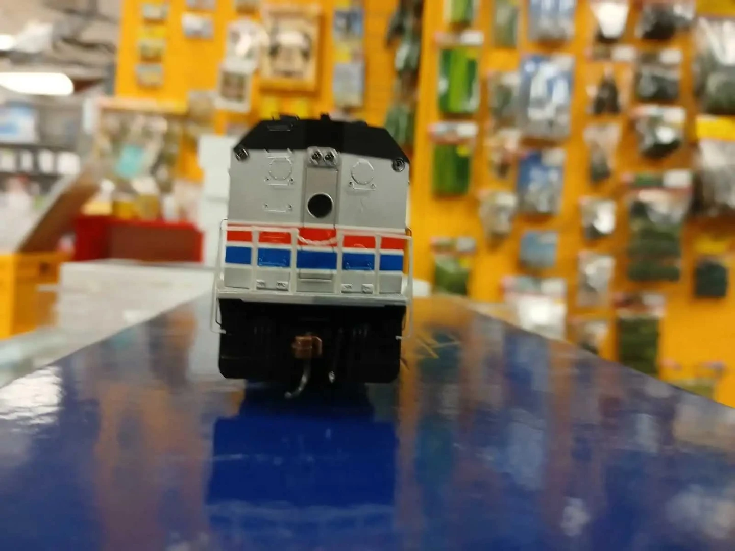 Amtrak SDP40F Locomotive Model Train - photo 3