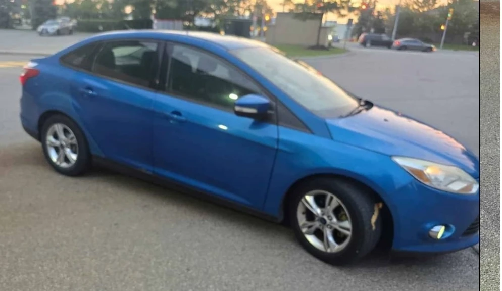 Blue Ford Focus SE - photo 2