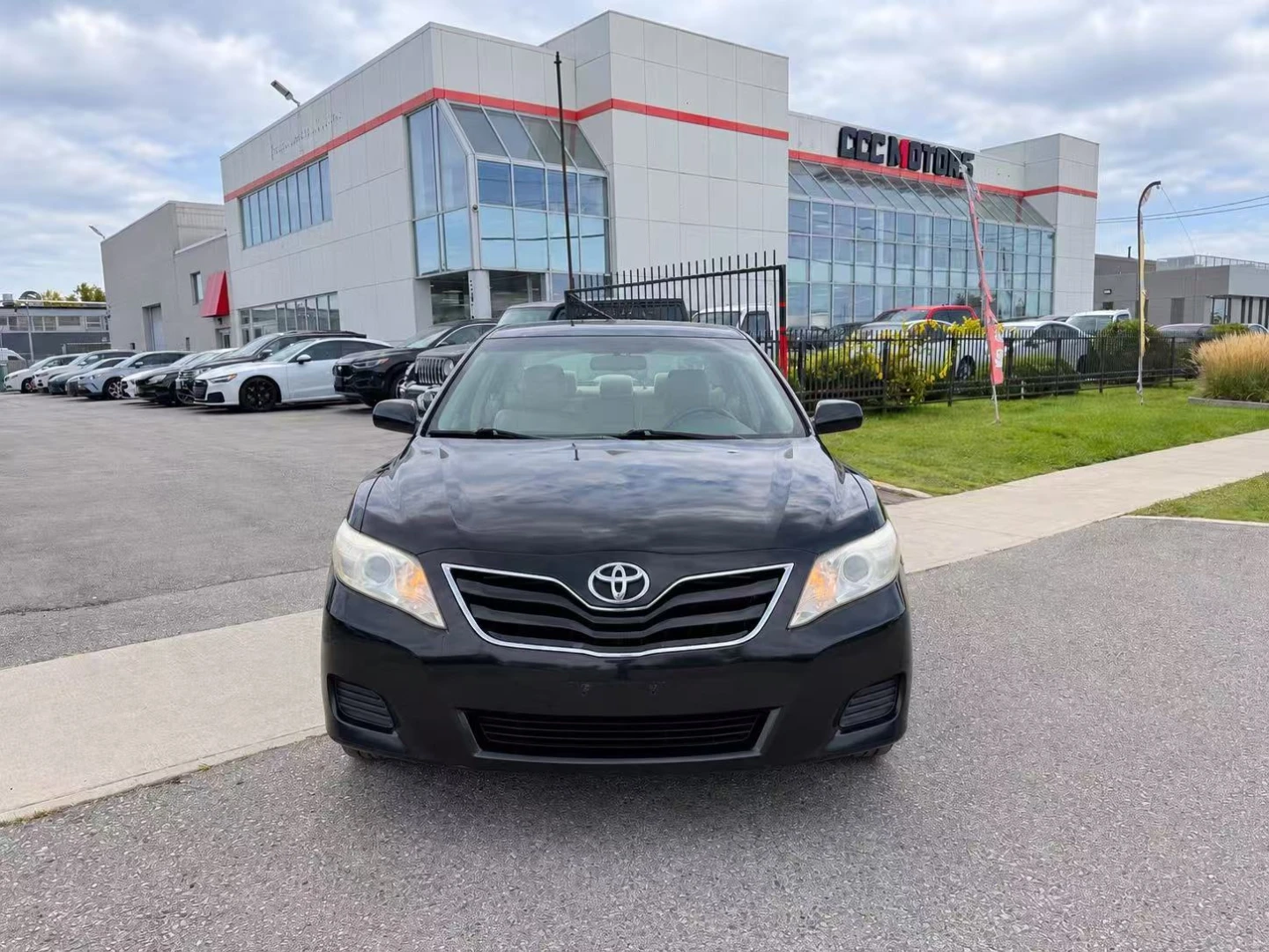 2010 Toyota Camry LE - photo 3