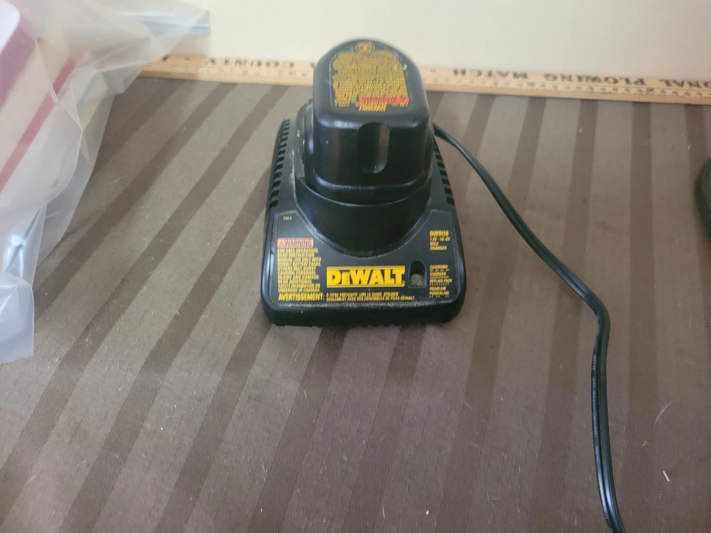 DEWALT DW9118 Charger and Battery DW9057 7.2V to 14.4V - photo 2
