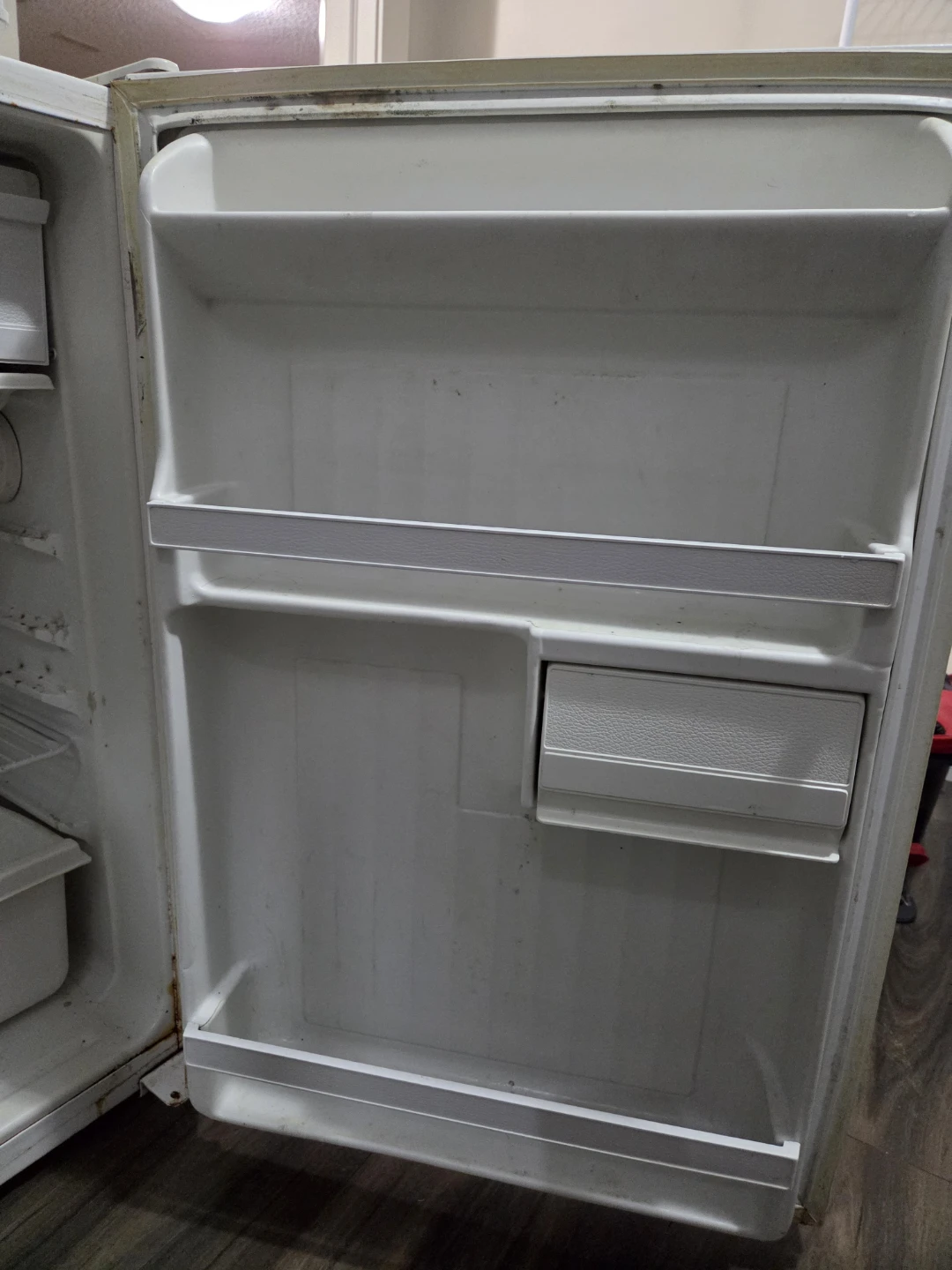Wood's Compact Refrigerator - photo 5