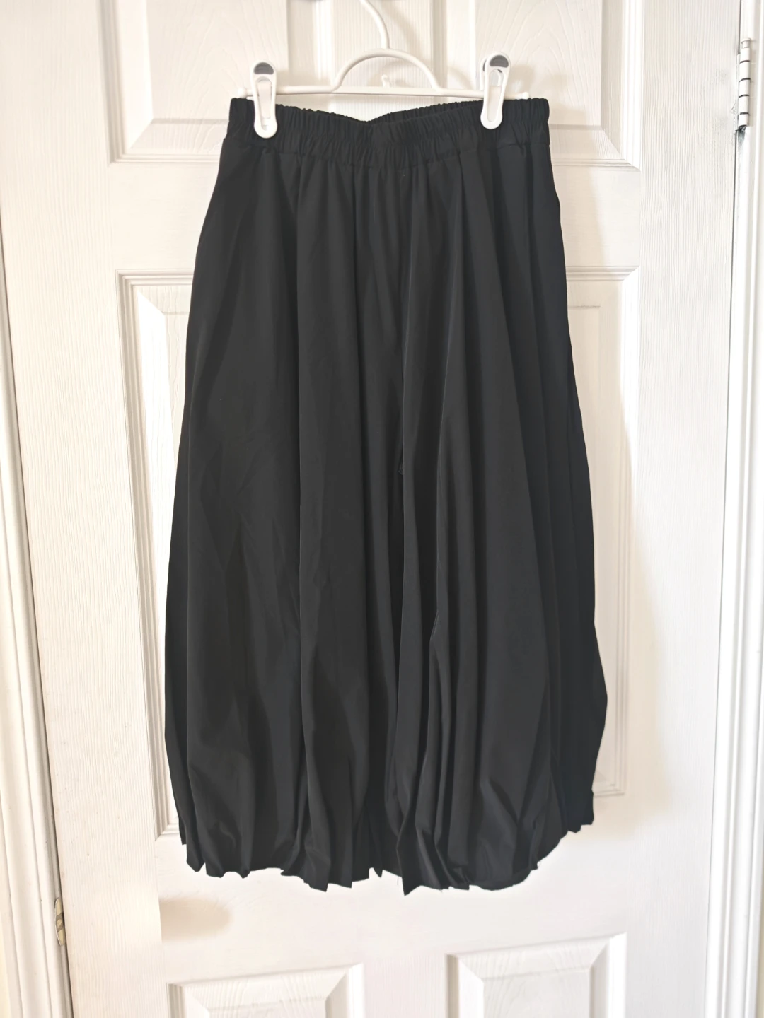 Black elastic waist balloon trousers