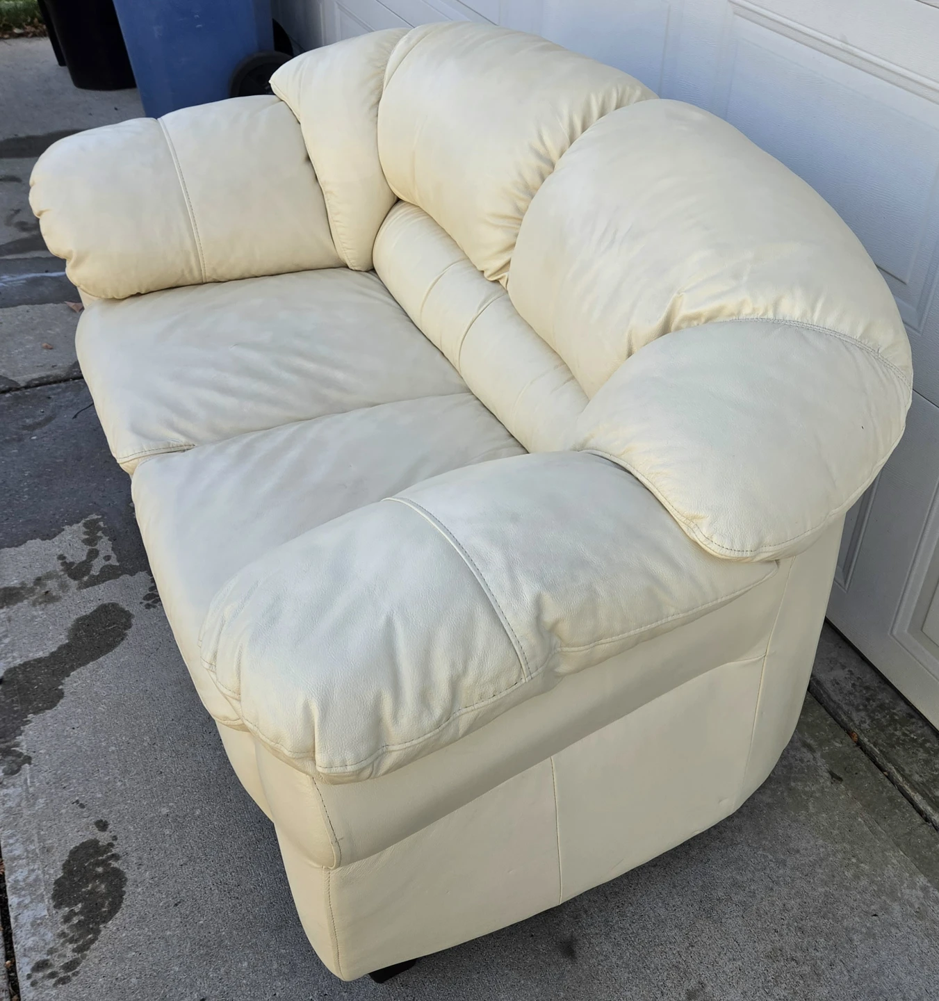 Palliser Furniture Derby Cream Leather Loveseat. Barely Used! - photo 2