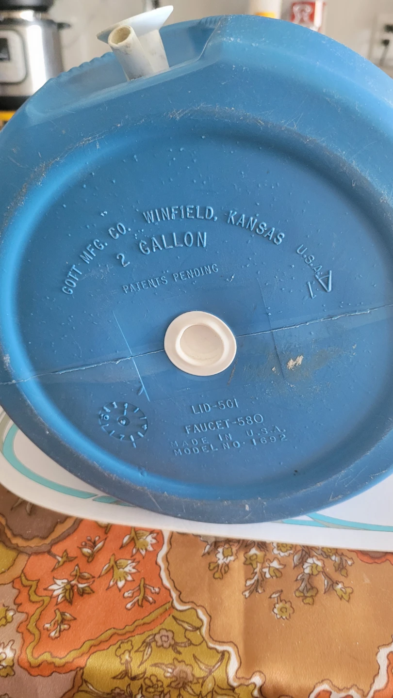 Rubbermaid GOTT 2 Gallon water cooler - photo 2