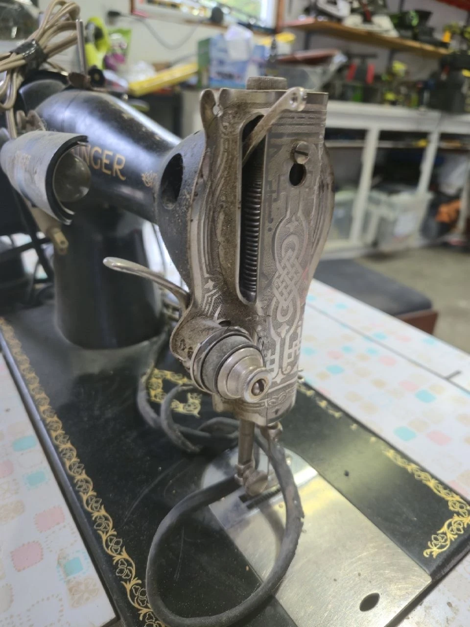 Vintage Singer Sewing Machine with Desk - photo 4