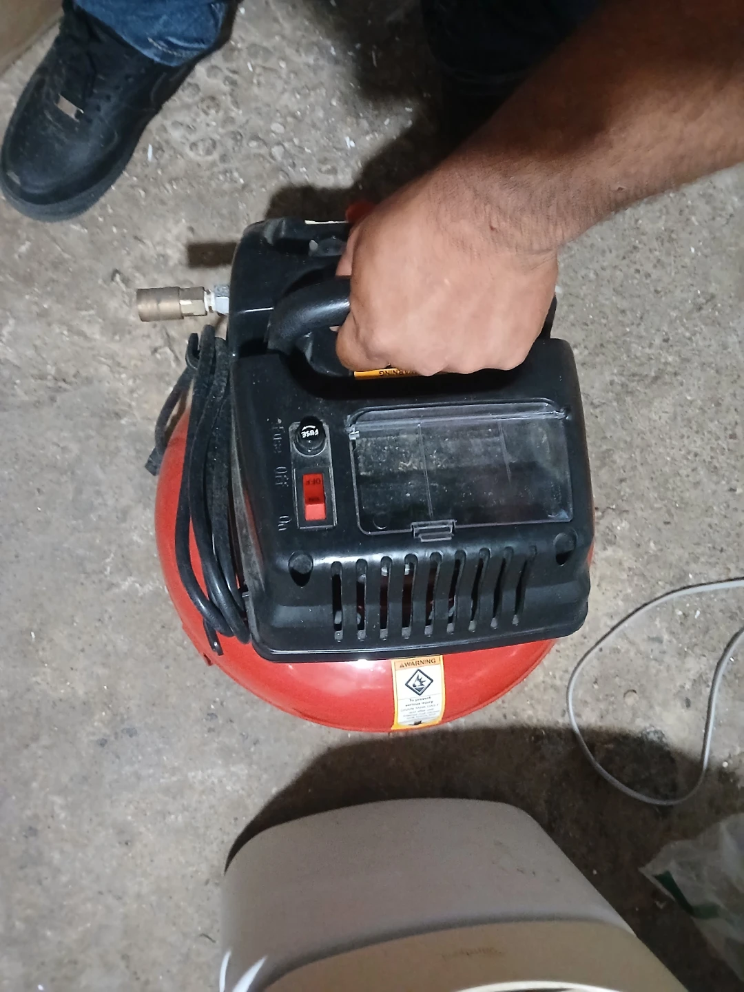 Central Pneumatic 3 Gallon Oilless Air Compressor - photo 2