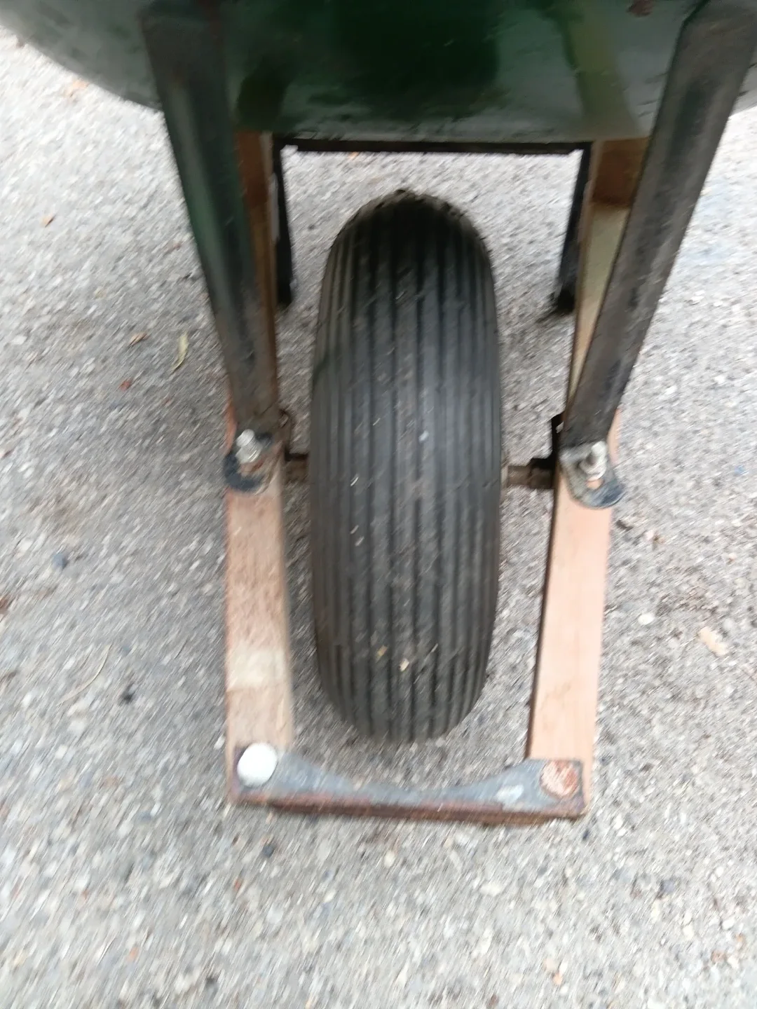 Sturdy Green Metal Garden Wheelbarrow - photo 3