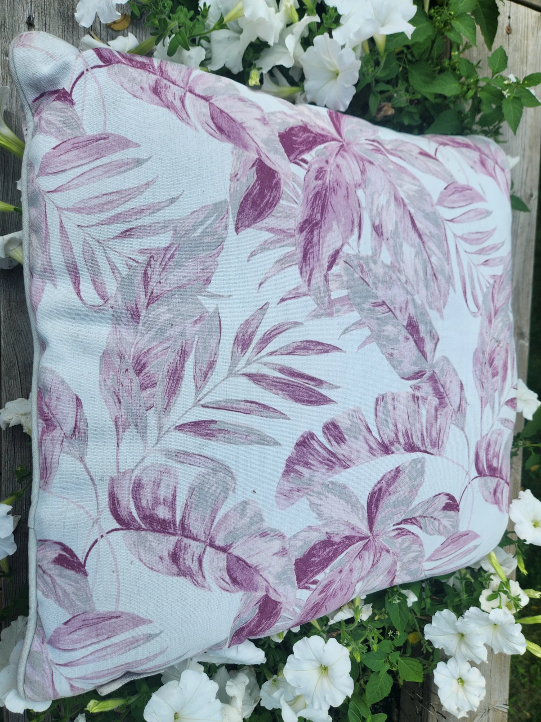 5 outdoor pillows with leaf pattern