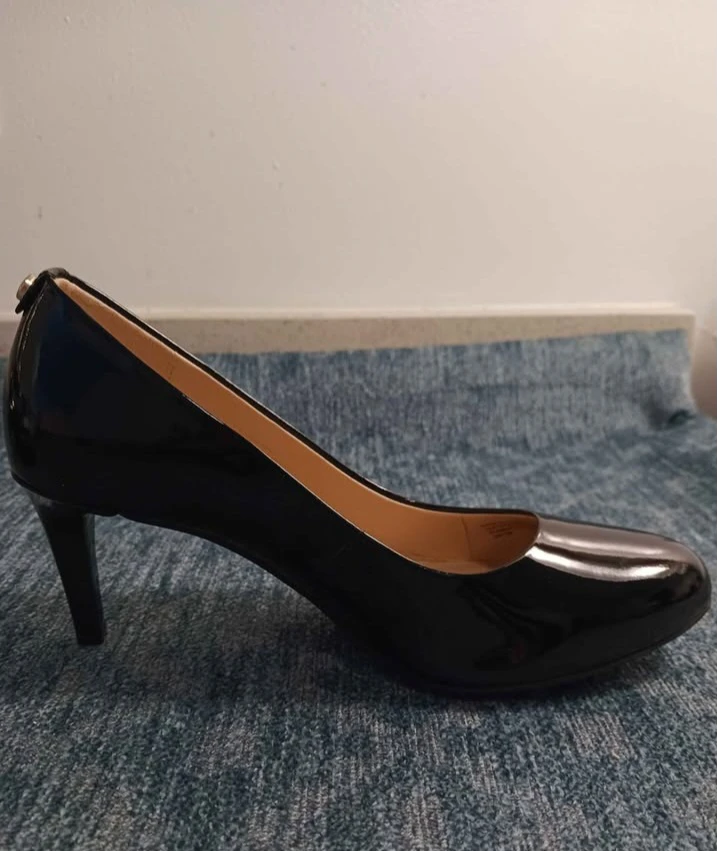 Michael Kors Black Patent Heels -size 5 - photo 2