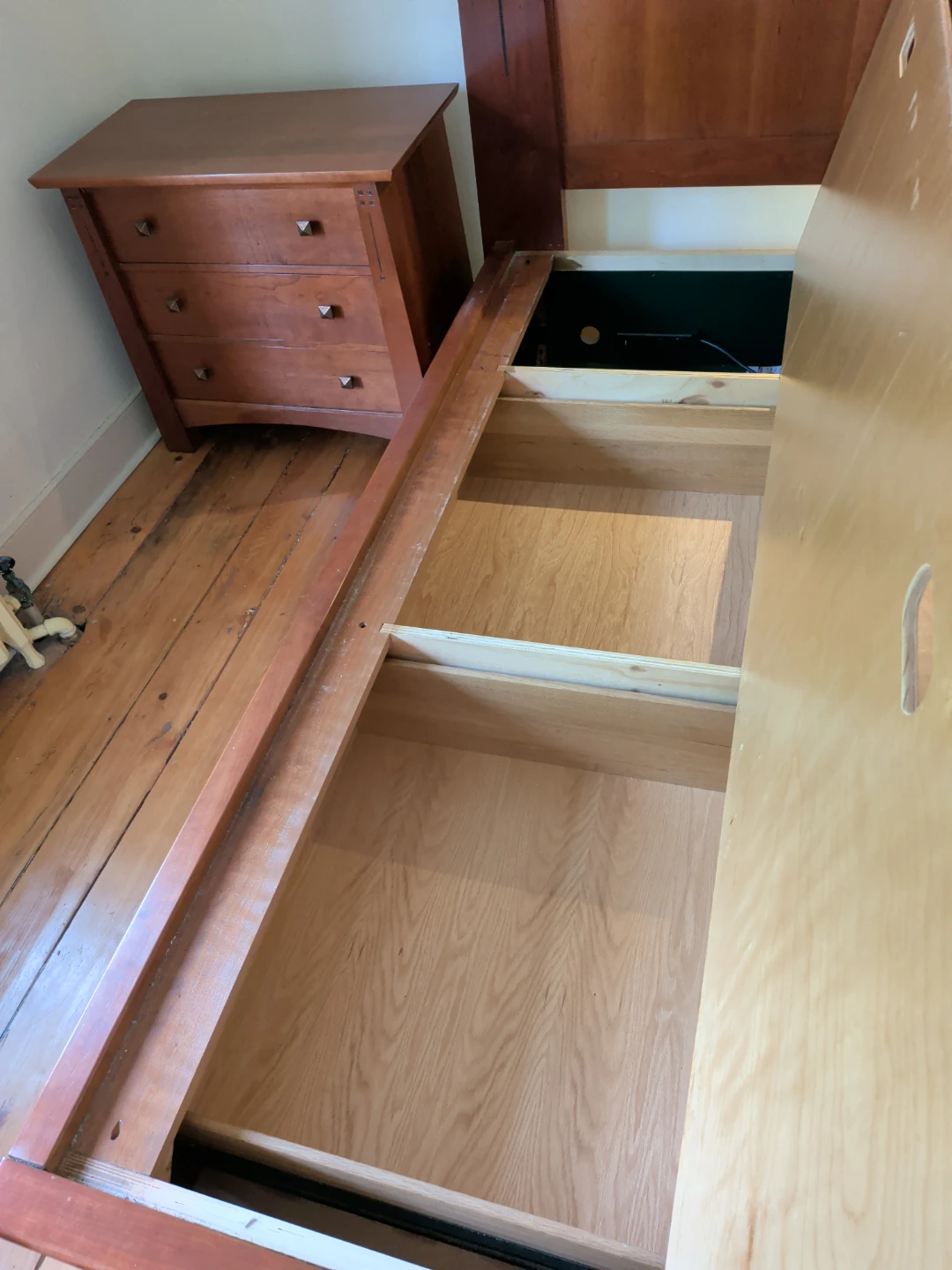 Solid Wood King Bedroom Set - Storage Bed Frame & 2 Nightstands - photo 4