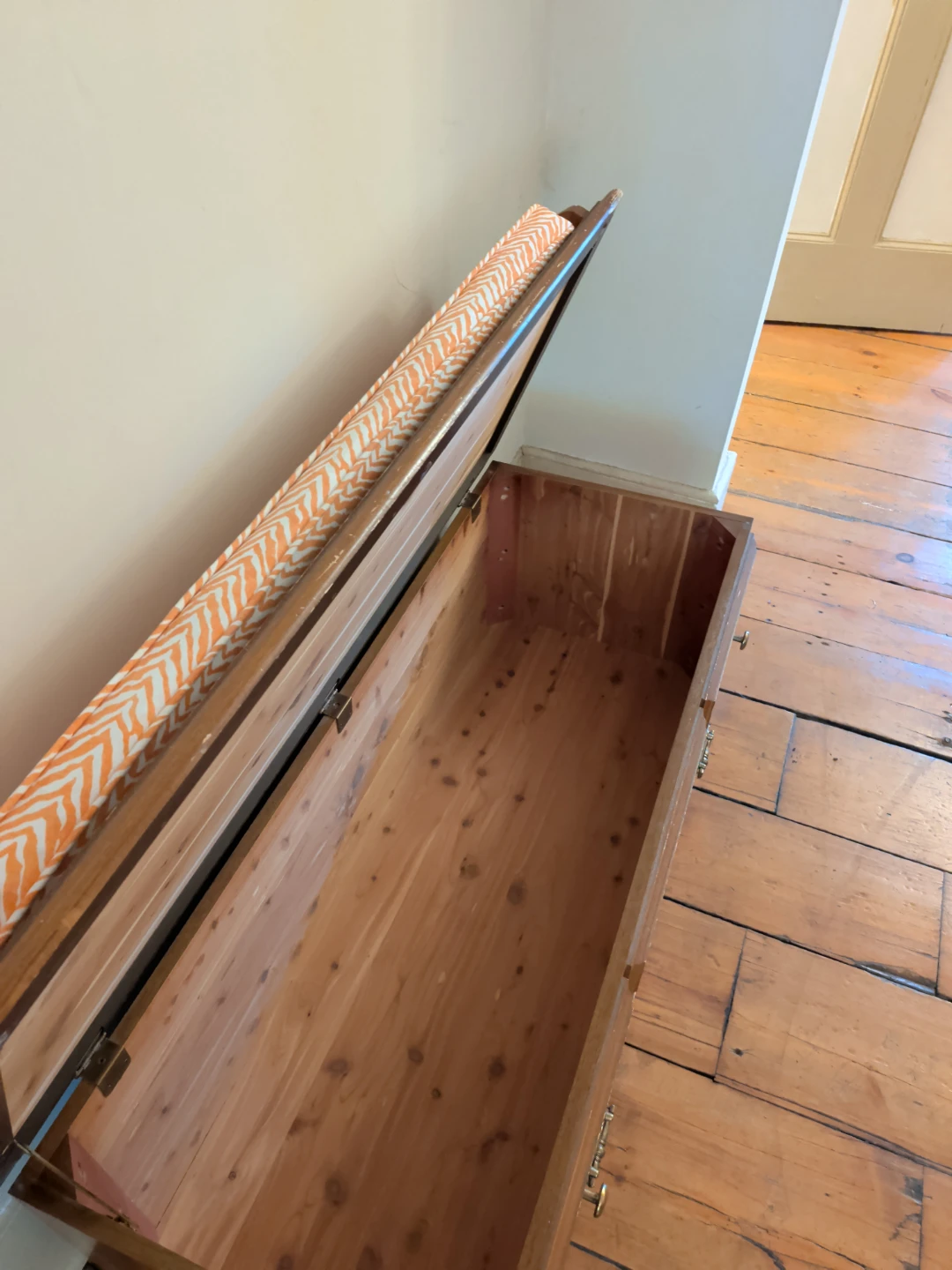 Vintage Cedar-Lined Storage Bench / Hope Chest - photo 3