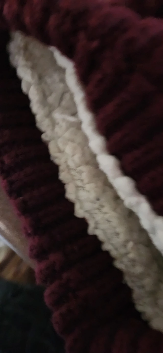 Maroon cable knit toque with pompom - photo 2