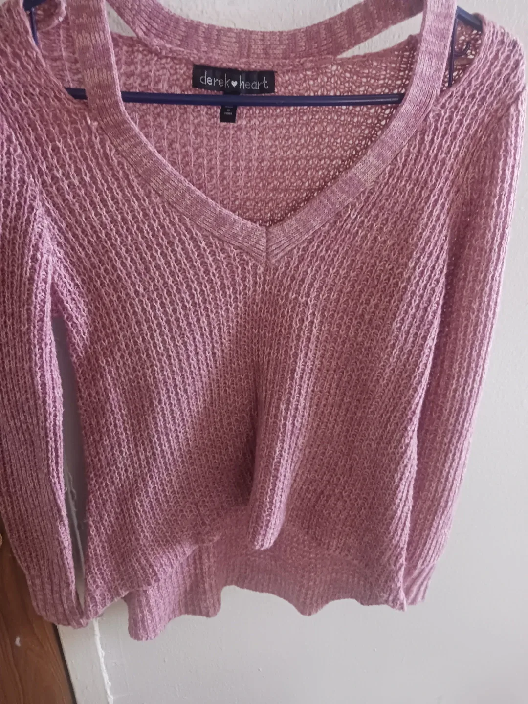 🏈 Derek Heart Pink V-Neck Knit Sweater