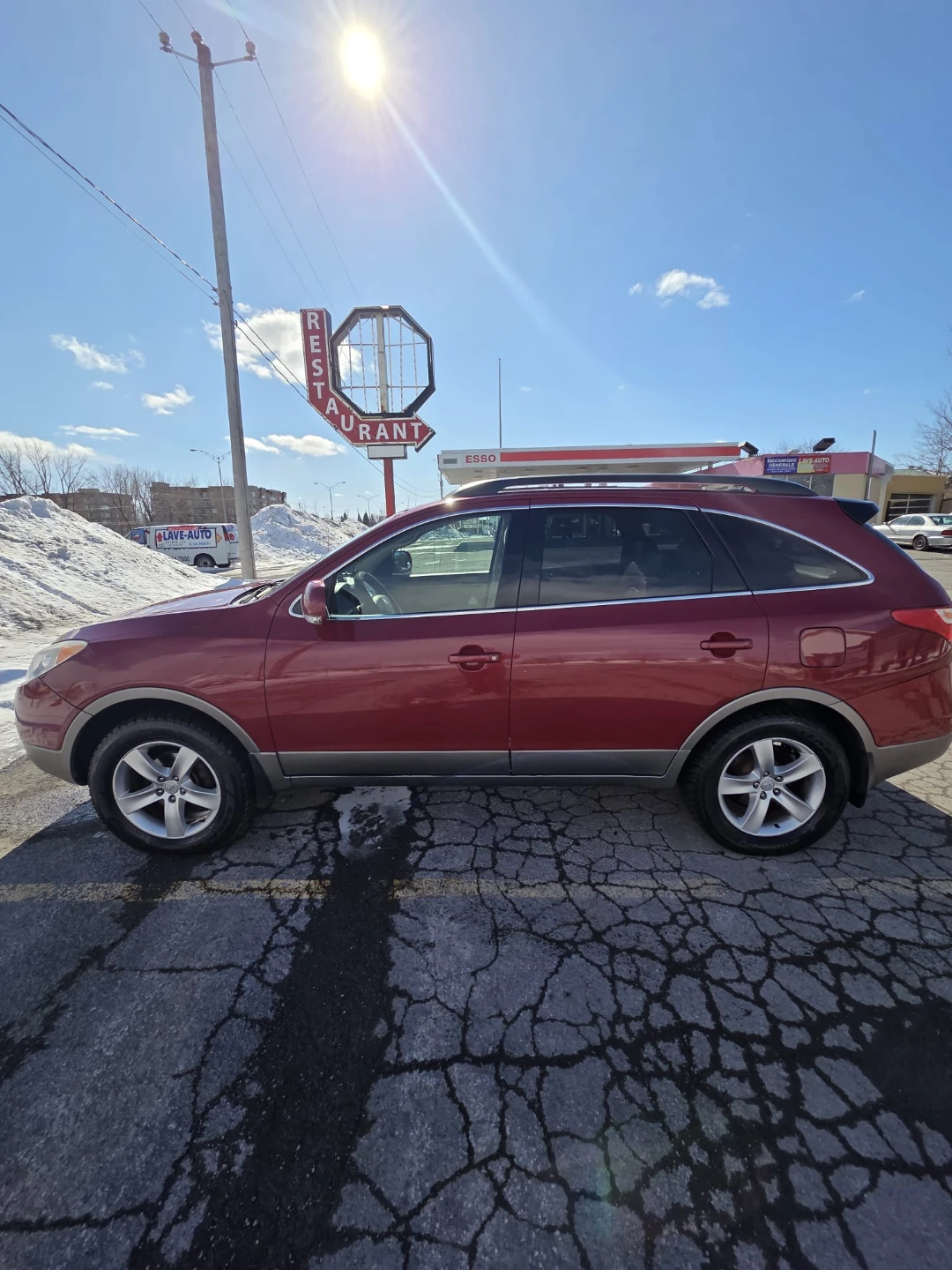 Red Hyundai Veracruz SUV - photo 4