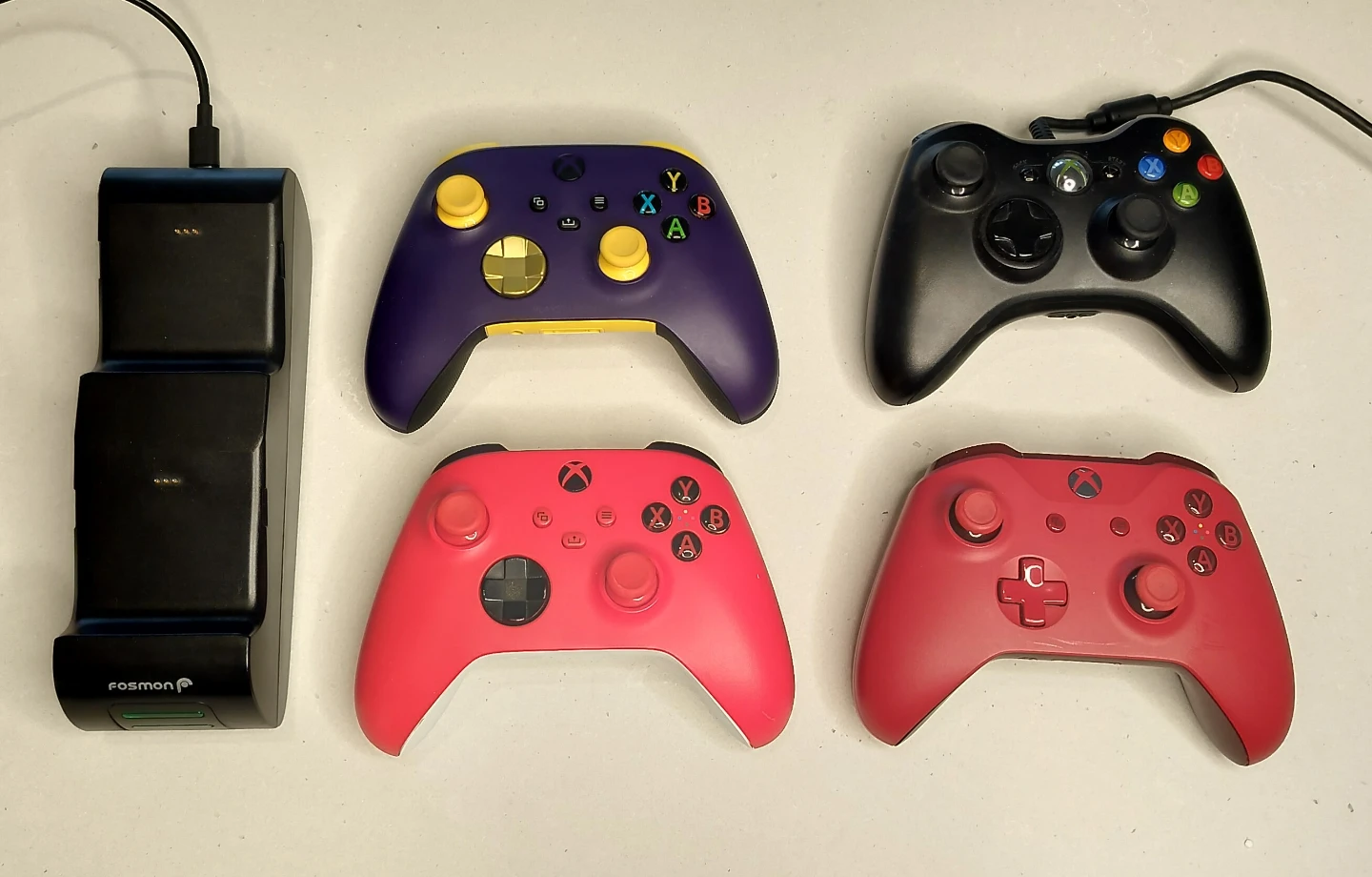 4 Xbox Controllers + Fosmon Charging Dock Bundle
