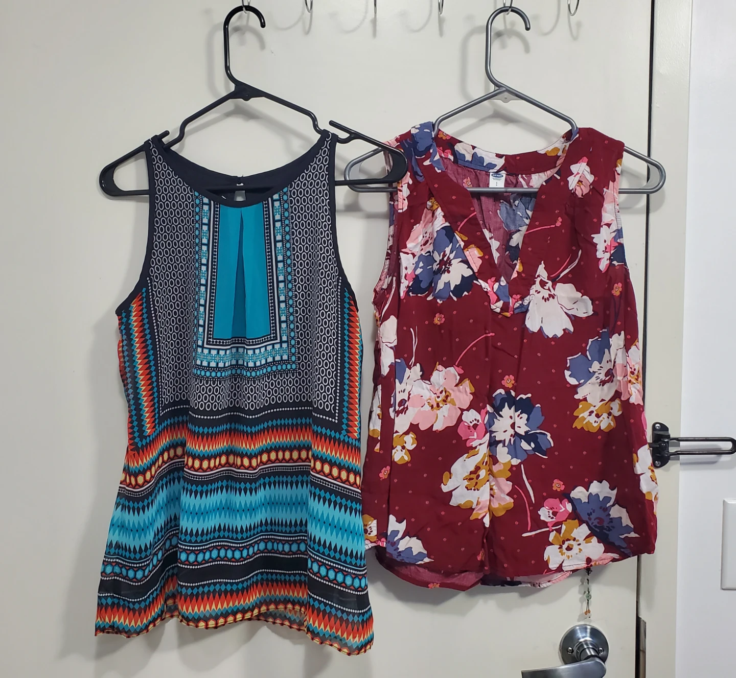 Bundle of Women's Sleeveless Tops (12 pieces $20) - photo 4
