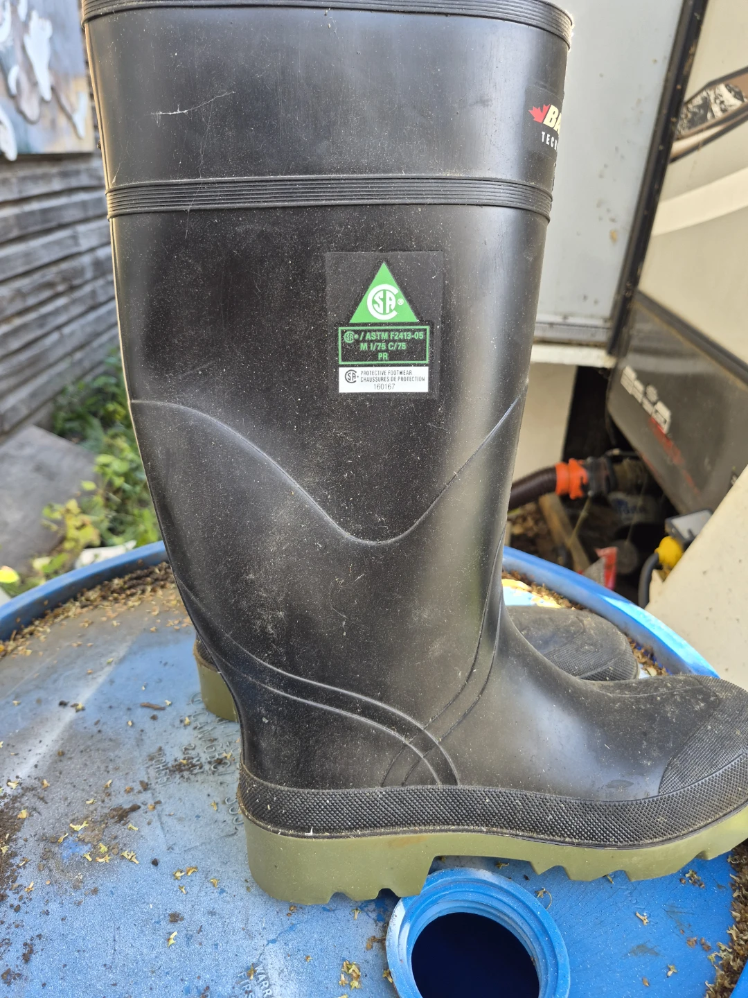 Steel toe rubber boots