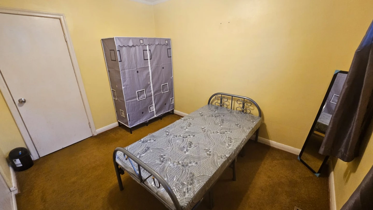 Large Private Room For Rent - photo 2