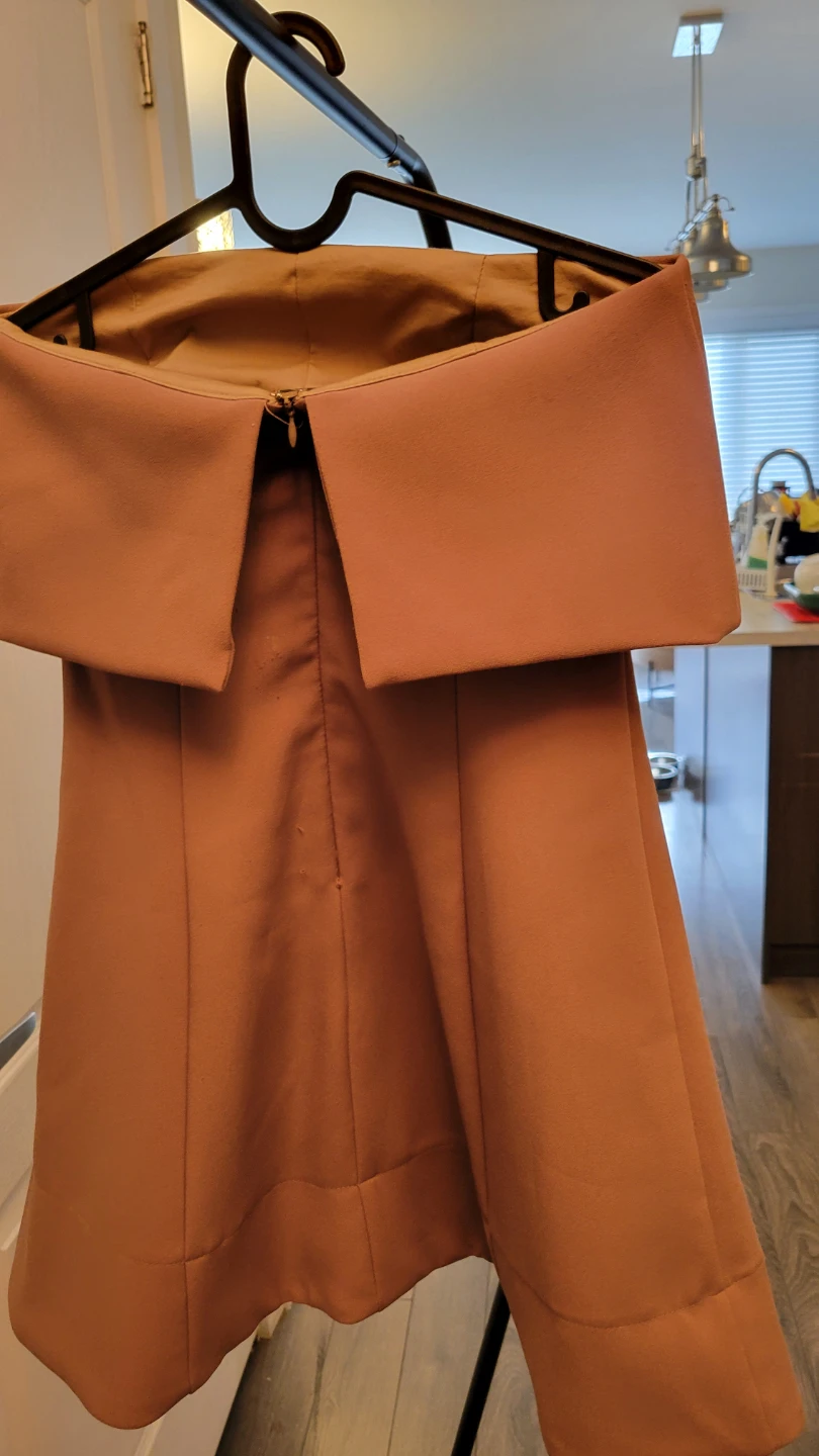 Elegant camel off-shoulder dress 🤎