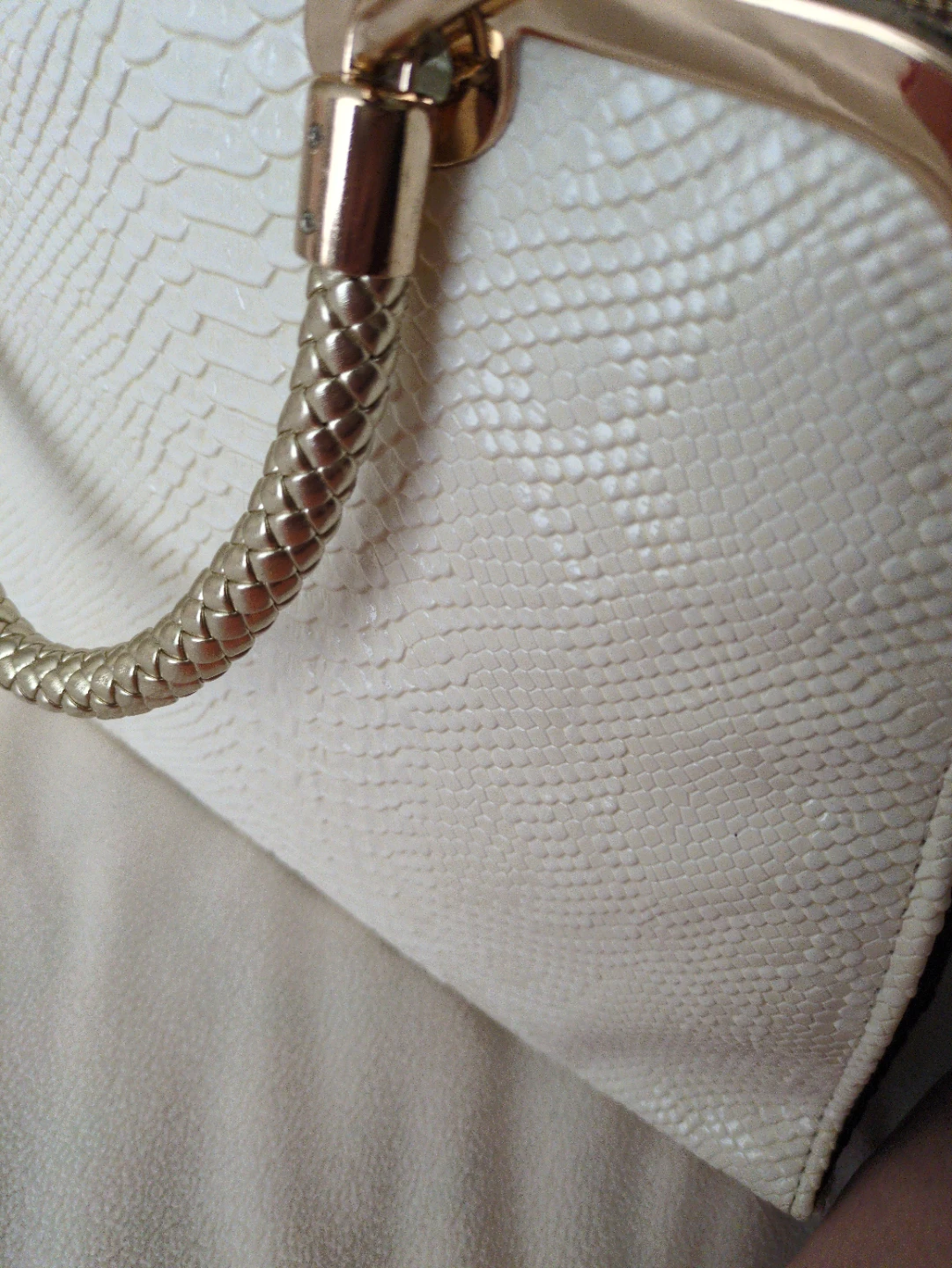 White & Gold Snakeskin Textured Handbag with Strap - photo 4