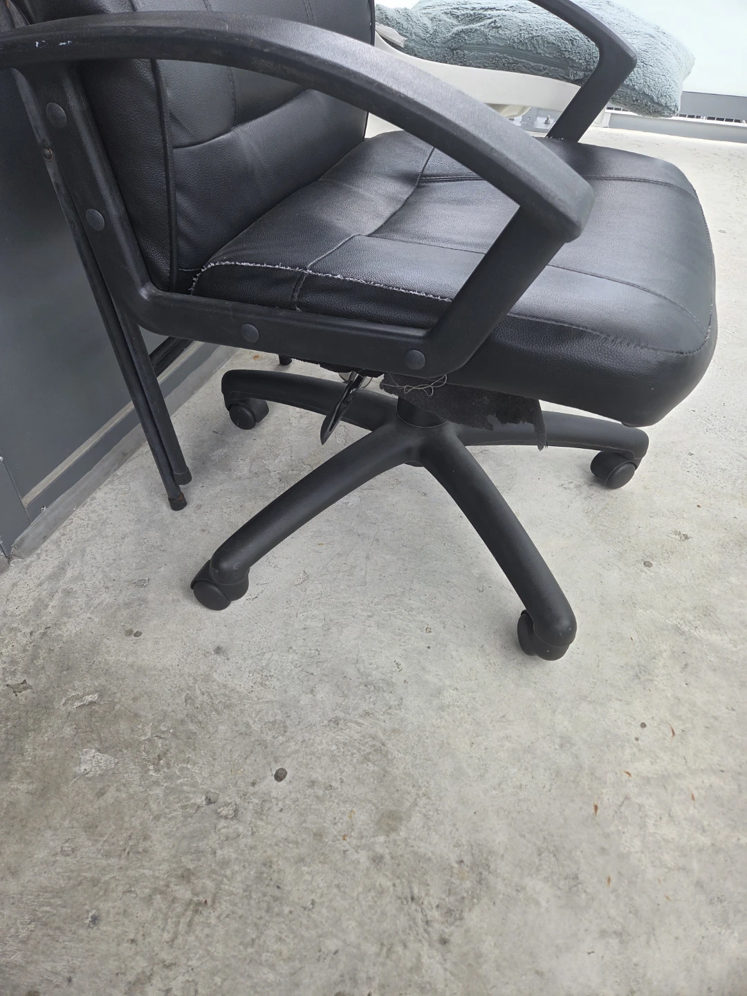 Black office chair - photo 3