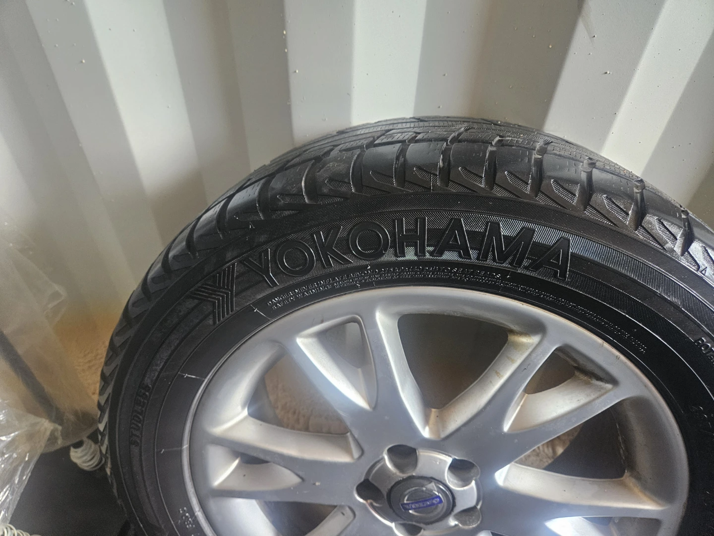 Set of 4 Yokohama IceGUARD Tires with Volvo Rims - photo 2