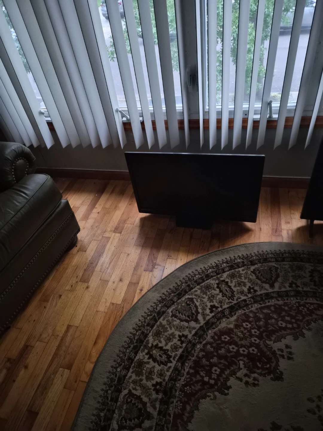 Black Flat Screen Television 35 inch no remote