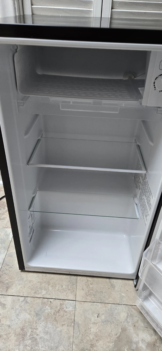 Hisense Compact Mini Fridge (3.3 Cu.Ft) - photo 3