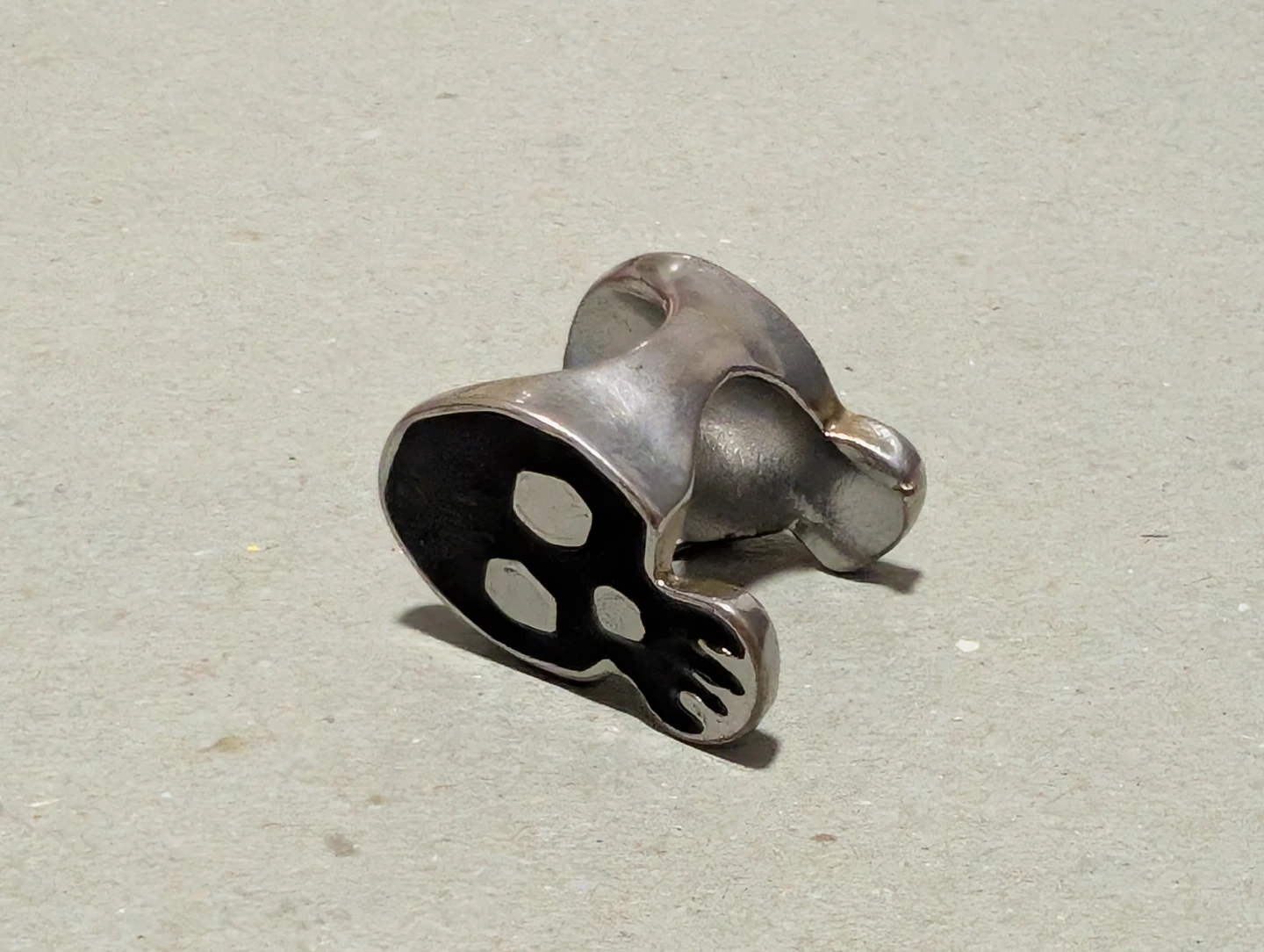 Jewellery: Reversible Black and White Skull Ring