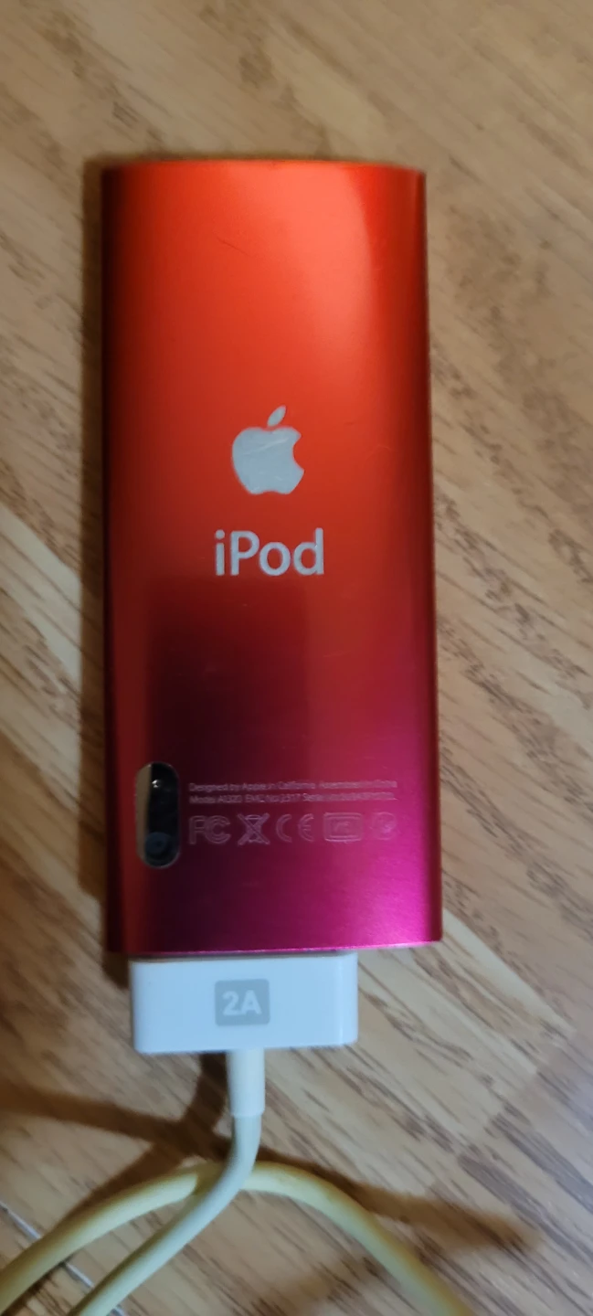 Red Apple iPod Nano - photo 2