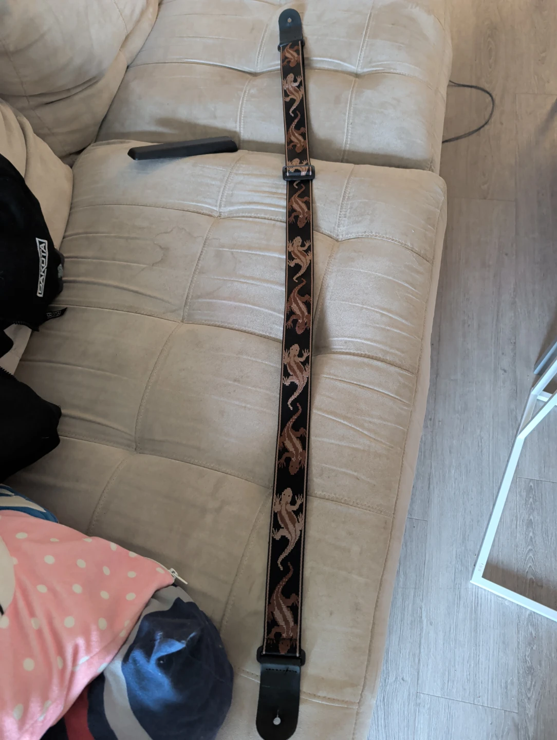 Guitar strap with lizard pattern