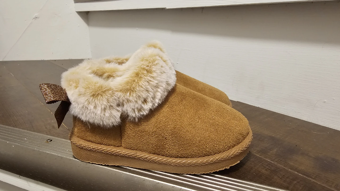 Kids UGG style faux fur lined faux suede boots - photo 3