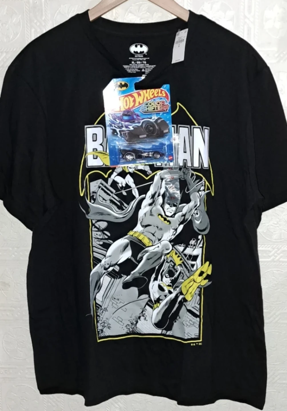 Batman T-Shirt & Hot Wheels/Color Shifter Batmobile, Sz's S-XL - photo 3