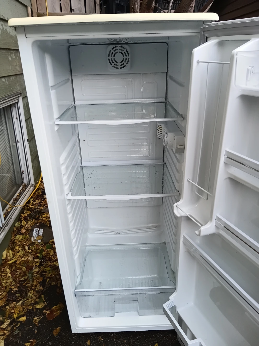 Danby Designer Larger Size Mini Fridge READ DESCRIPTION ON SIZE - photo 2