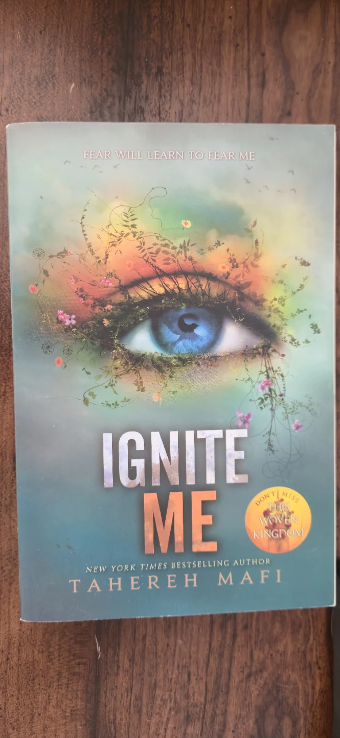Unravel Me and Ignite Me by Tahereh Mafi - photo 2