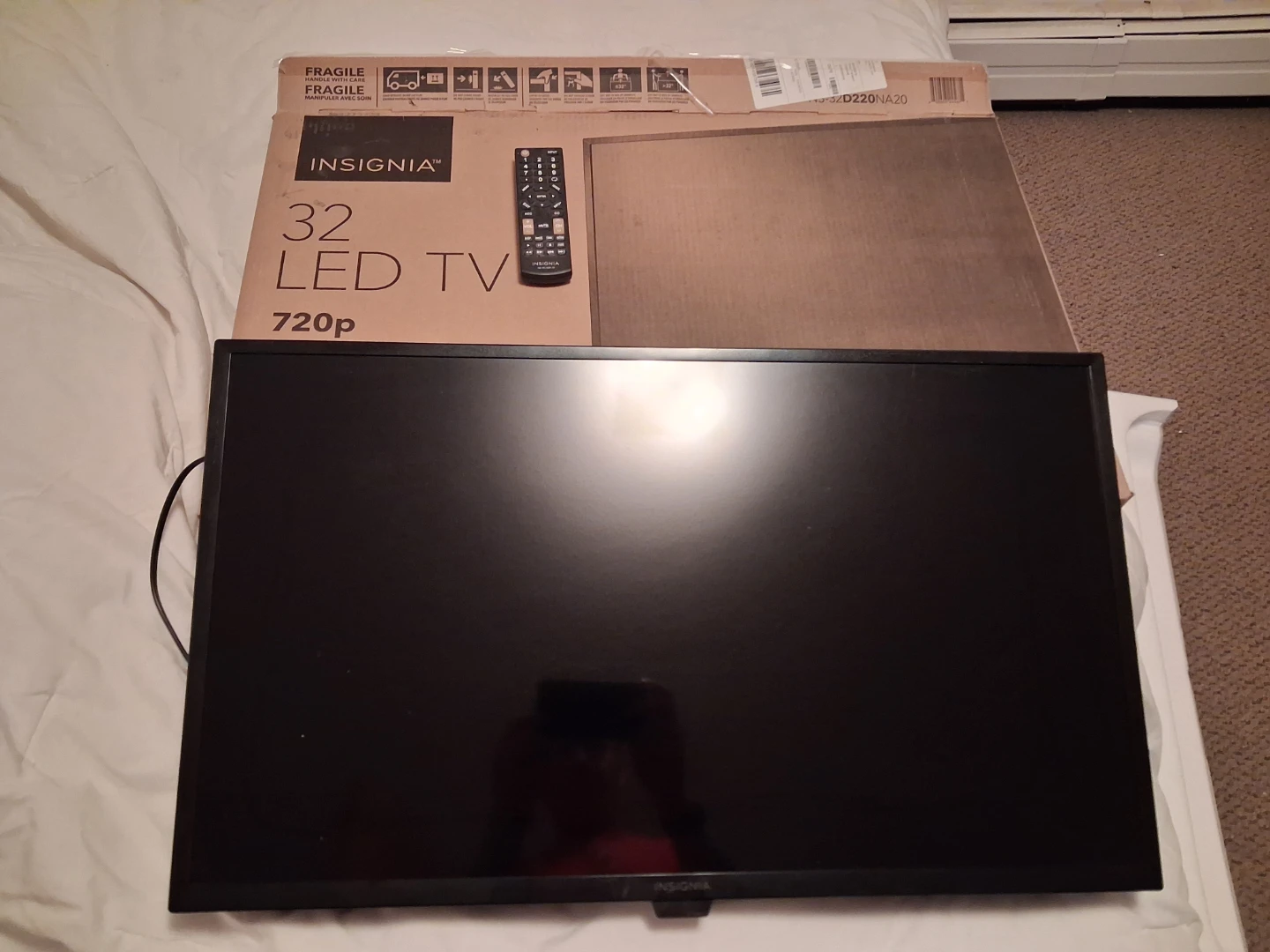 Insignia 32-inch 720p LED TV - photo 2