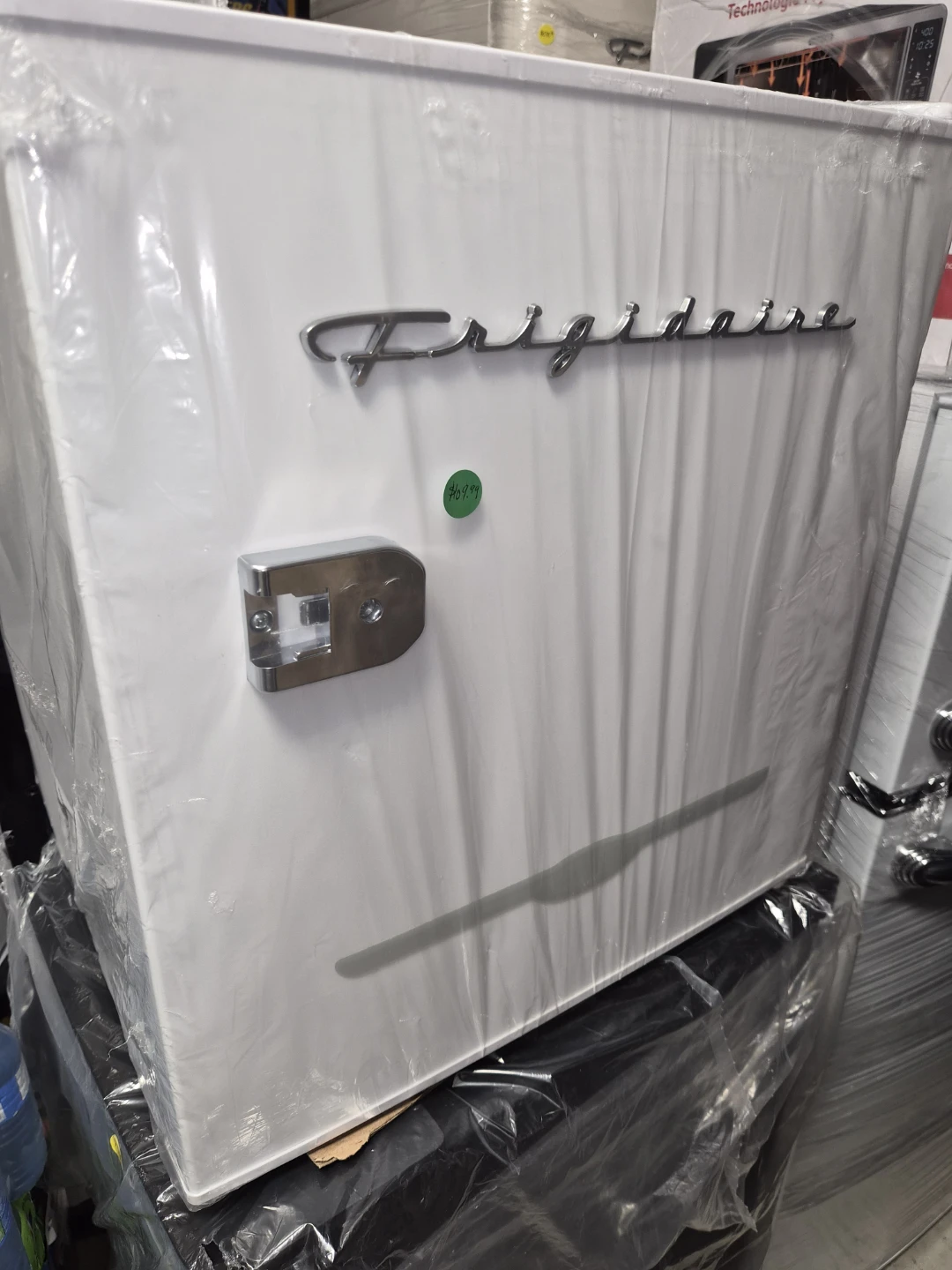 WHITE 1.6 cu. ft. Retro Bar Fridge with Bottle Opener - photo 2