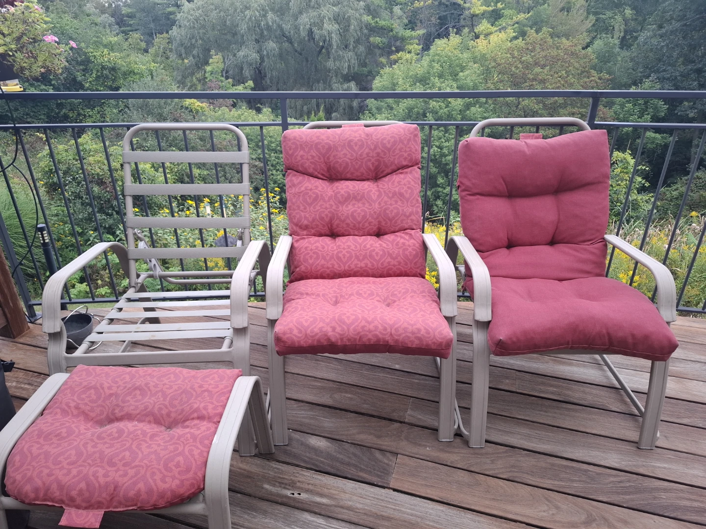 6 patio chairs with 2 foot rests