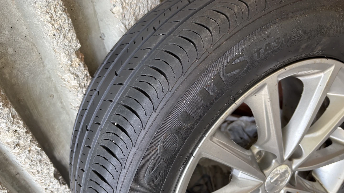 4 Kumho All-Season Tires 205/65R16 + Hyundai Alloy Rims - photo 3