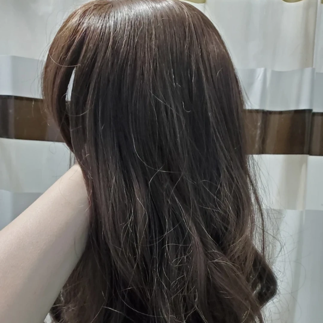 Medium-dark brown synthetic long wavy wig