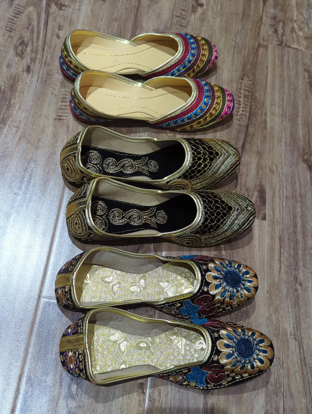 Traditional Embroidered Juttis - photo 4