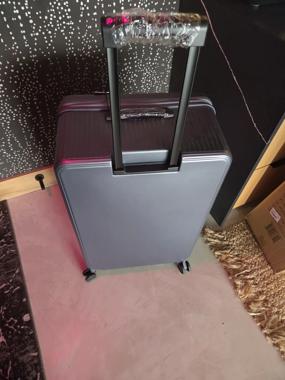 Explorer Luggage Charcoal Suitcase - photo 4