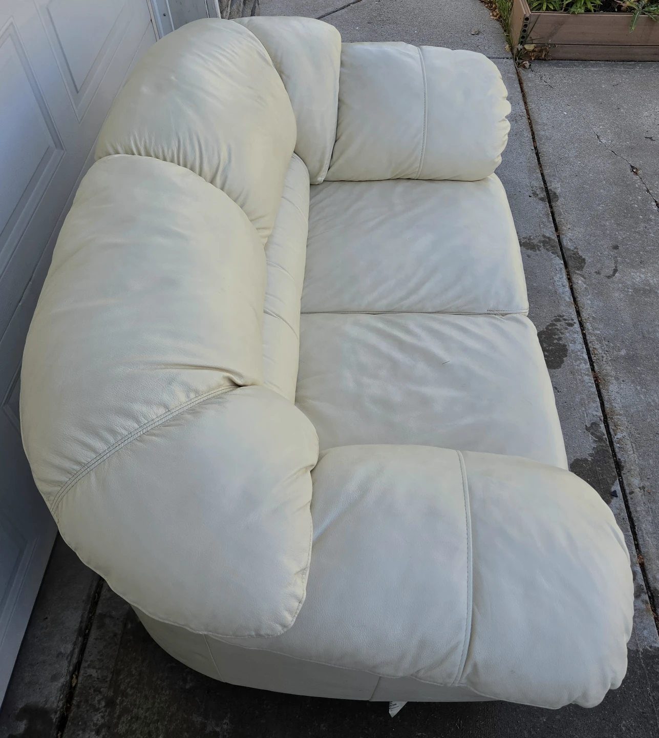 Palliser Furniture Derby Cream Leather Loveseat. Barely Used! - photo 3
